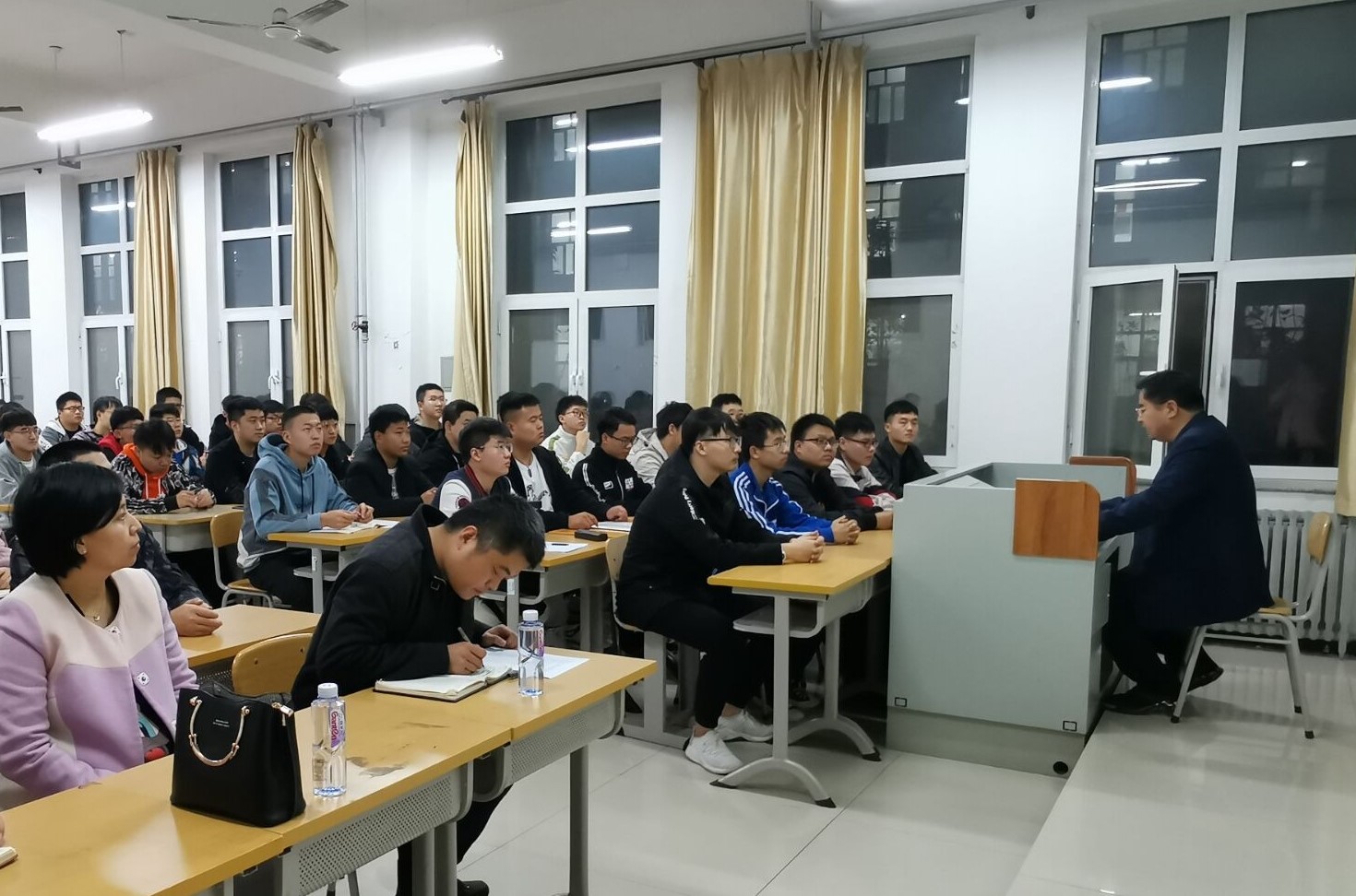 副校长王建明做报告.jpg